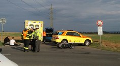 BMW nedalo přednost a srazilo u Prahy motorkáře. Zemřel na místě