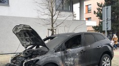 Muž zapaloval auta. Bezdomovec ho bránil, poštval na policisty psy