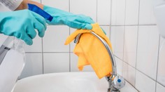 Test čističů koupelen: Některé nenávratně poškozují povrchy!