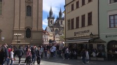 Praha se zbavuje nálepky levné destinace. Turisté jsou ochotní si připlatit