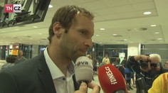 Oslava v letadle proběhla tentokrát v klidu. Obleky zůstaly celé