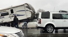 Jak je tohle možné? Po nehodě zmizela řidička pod karavanem