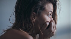 Z dovolené se stalo peklo. Mladou ženu měla na pokoji znásilnit pětice mladíků