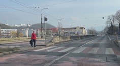 Řidič v ukradeném autě srazil chodkyni, místo pomoci jí sprostě nadával