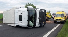 Na D8 se převrátil kamion, dálnici na Ústí zablokoval na půl dne