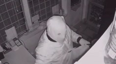 Dvojice mužů vykradla benzínku na Lounsku, pátrá po nich policie