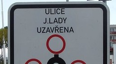 Kdo neodbočil, krouží tam dodnes! Česko baví vtipné dopravní značky