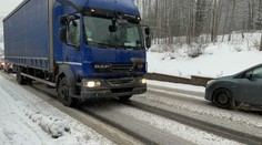 Dopravu v Česku komplikuje ledovka i sněhové jazyky. Sněžku zasáhl orkán