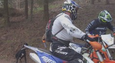 V přírodní rezervaci řádili motorkáři. Lesníkům nadávali, jeden je natočil