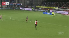 VIDEO: Den blbec fotbalových obránců! Takhle se kopali za uši