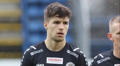 Je to frajer. Český fotbalista riskoval život, ve tmě na silnici zachraňoval žáby