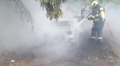 Další požár elektromobilu. Přestavěný malý peugeot na baterky lehl popelem