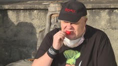 Muž za deset minut snědl třináct nejpálivějších chilli papriček světa