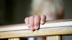 Chlapec (5) byl doma bez rodičů. Spadl z balkonu v prvním patře