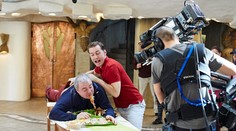 Bitka v Ordinaci: Zounar dostane do obličeje. Pěstmi i kuřetem!