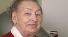 Této ženě zapomněli lékaři v těle jehlu. Žije s ní už šest let