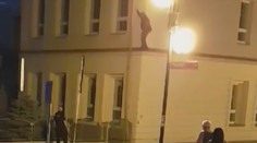 Muž s mačetou šel městem a ničil vše, co potkal! Pak se pořezal
