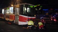 VIDEO: Tramvaj vyjela z kolejí, příčina nehody se vyšetřuje