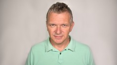 Radost oblíbeného reportéra. Je otcem dvojčátek, k porodu ale nesměl