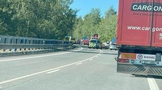 Testovaná škodovka skončila po nehodě na střeše. Jeden člověk zemřel