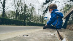 Šestiletý bezdomovec! Chlapec přespával se svým otcem v parku