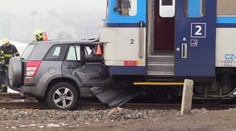 Tragédie na Mělnicku: Vlak smetl auto, řidič nehodu nepřežil
