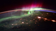 Fotky nádherné polární záře, astronauté posílají pozdrav z ISS