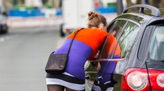 U Plzně někdo zbil mladou ženu. S vážnými zraněními skončila v nemocnici