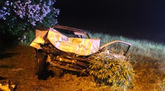"Chci nás oba zabít!" řekla řidička stopaři a nabourala do zdi