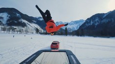 Akrobaté zahákli trampolínu za auto a vyrazili na sjezdovku