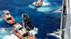 Migranti chtěli do Evropy na lodích ze dřeva. Zachránili jich 6500