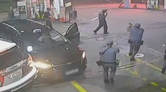 Unesený taxikář si zachránil život. Naboural do policejního auta
