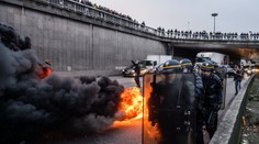 V centru Paříže hoří barikáda z pneumatik, zasahovala i policie