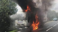Náklaďák začal za jízdy hořet, posádka se stačila dostat ven