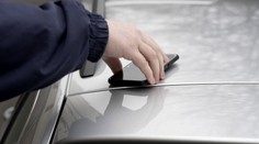 Muž a žena měli lidem ukrást 13 mobilů. Předstírali, že si potřebují zavolat