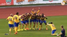 VIDEO: Použil kopačku jako foťák! Vyfasoval žlutou kartu