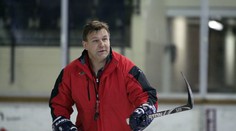 Co je s koučem Omsku? Svůj tým v klíčovém duelu nevedl