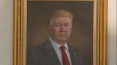 Trumpa rozzuřil nepovedený portrét. Prý je zkažený schválně a mají ho sundat