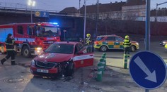 Hasiči se v Praze srazili s osobním autem, dva lidé jsou zranění