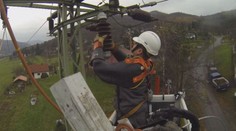Jak probíhá údržba distribuční sítě? Energetici pracují i pod napětím!