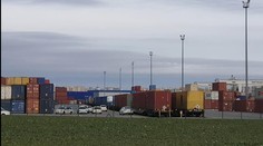 Z kontejneru se ozývalo bouchání a křik, uvnitř se ukrývali uprchlíci