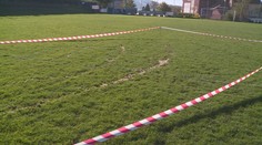 Vandal rozjezdil fotbalové hřiště v Rudolfově! Tým nemá kde hrát