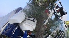 Řidič kamionu zázrakem přežil&nbsp; nehodu! Vyprostit ho museli hasiči