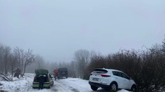 Pět aut uvízlo na namrzlé silnici. Vysvobodila je až Horská služba