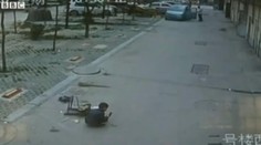 VIDEO: Chlapce (6) přejelo SUV na ulici. Jako zázrakem přežil!