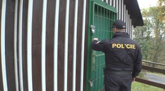 Policisté kontrolují chatové oblasti. Do hůř přístupných oblastí vyráží na koních