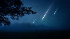 Čeká nás nebeské divadlo. Oblohu nad Českem v noci rozzáří dračí meteory