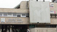 Z budovy krajského úřadu zmizí srp a kladivo. Řeší se blbosti, tvrdí někteří