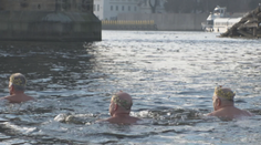 Skupina otužilců tradičně plavala ve Vltavě. Proběhl již 15. ročník tříkrálového plavání
