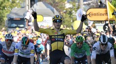 Univerzál Van Aert předvedl parádní finiš, lídr přišel o trikot kvůli žízni